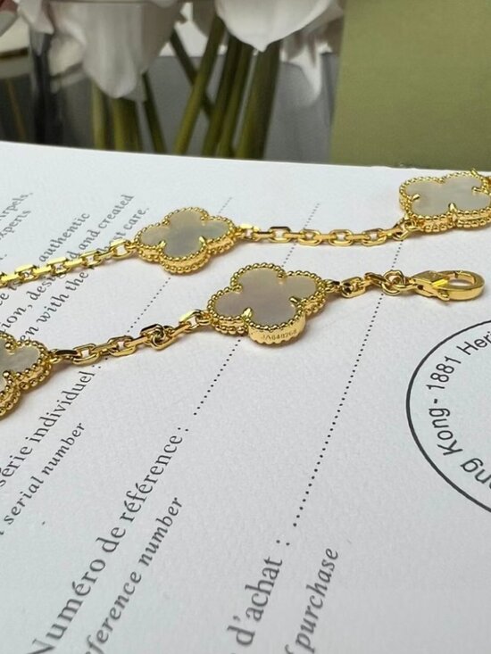 Van Cleef & Arpels Gold Vintage Alhambra necklace - Picture 2 of 8